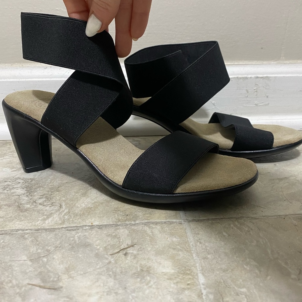 BRAND NEW Charleston Shoe Company Classic Black Kitten Heels - women’s size US 7